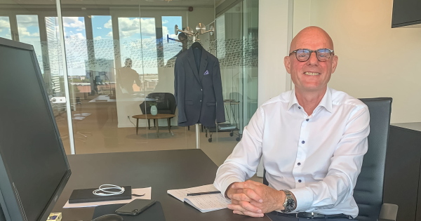 p-r-fors-stempler-ind-som-ny-ceo-hos-nnit-her-er-hans-f-rste-store