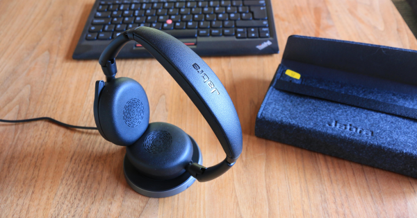 Test: Ultra kompakt headset til kontoret er et også en perle på ...