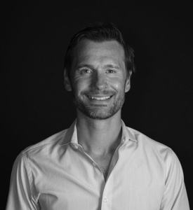 ZeroNorth har pr. 1. september 2025 ansat Nicolas Quéru som Head of Sales. Han skal især beskæftige sig med lede ZeroNorths salgsafdeling, skalere det kommercielle setup og hjælpe shippingbranchen gennem en kompleks energiomstilling. Han kommer fra en stilling som Executive Director hos EREN Gestion. Han har tidligere beskæftiget sig med ledelse og salg som CEO i EREN Life og leder i den maritime tech-virksomhed Navico.