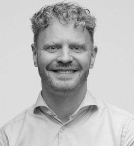 Signifly har pr. 1. august 2025 ansat Anders Kirk Madsen som Tech Lead. Anders skal især beskæftige sig med at hjælpe Signiflys offentlige og private kunder med at styrke forretningen gennem teknisk solide løsninger. Anders kommer fra en stilling som Business Architect hos SOS International.