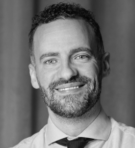 Simple Agency Group A/S har pr. 1. januar 2026 ansat Allan Bo Christiansen, 38 år,  som CCO. Han skal især beskæftige sig med kommercielle partnerskaber og digitalisering af koncernens aktiviteter. Han kommer fra en stilling som Director for eCommerce & Customer Platforms hos Atea A/S. Han er uddannet MSc in economics and business administration, Strategy, Organisation and Leadership. Han har tidligere beskæftiget sig med drift og udvikling af større eCommece teams med fokus på kundeoplevelsen.