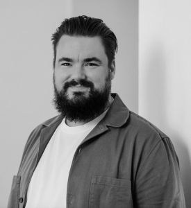 Idura har pr. 1. januar 2026 ansat Joshua Pratt, 32 år,  som software engineer. Han skal især beskæftige sig med at bruge sin tekniske knowhow og erfaring i teamet for extensions og integrationer. Han kommer fra en stilling som Tech Director hos NoA Ignite Denmark. Han har tidligere beskæftiget sig med komplekse webprojekter, senest udviklingen af det nye website og e-commerce-platform for tivoli.dk.