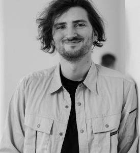 Idura har pr. 15. januar 2026 ansat Mark-Oliver Junge, 26 år,  som software engineer. Han skal især beskæftige sig med at udvikle nye extensions, der gør godkendelsesprocesser mere fleksible, samt bygge infrastruktur til caller authentication. Han kommer fra en stilling som fullstack engineer hos Wayfare.ai. Han er uddannet Fachinformatiker für Anwendungsentwicklung, der betyder “ekspert i softwareudvikling”. Han har tidligere beskæftiget sig med udvikling af softwarearkitektur, DevOps og rammeværk til analyse + orkestrering af SQL-datapipelines.