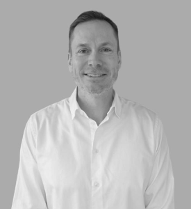 Infosuite A/S har pr. 1. marts 2026 ansat Henrik Sandmann som Chief Operating Officer (COO). Han skal især beskæftige sig med drift, produktudvikling og skalering, herunder også procesforbedringer og udnyttelse af AI og nye teknologier. Han kommer fra en stilling som Program Director hos ADMG ApS. Han er uddannet cand. scient i datalogi og har derudover en MBA indenfor strategi, ledelse og forretningsudvikling.