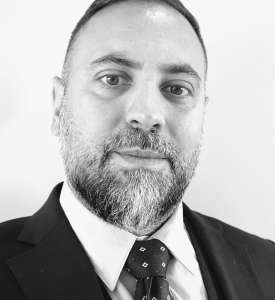 Sharp Consumer Electronics har pr. 1. april 2026 ansat Daniel Eriksson som salgsdirektør for de nordiske lande. Han skal især beskæftige sig med at accelerere virksomhedens vækst i Norden. Han kommer fra en stilling som nordisk salgsdirektør hos Hisense. Han har tidligere beskæftiget sig med detailhandel, kommerciel strategi og markedsudvidelser med bemærkelsesværdige resultater til følge.