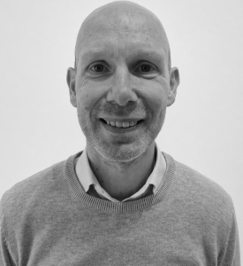 Comsystem A/S har pr. 15. april 2026 ansat Iver Jakobsen som Technical Key Account Manager. Han skal især beskæftige sig med teknisk løsningssalg. Iver Jakobsen har 25 års erfaring fra TelCo-branchen. Han kommer fra en stilling som Key Account Manager hos E.ON Drive ApS. Han har tidligere beskæftiget sig med rådgivning og løsningssalg.