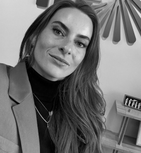 IFS Danmark A/S har pr. 1. april 2026 ansat Sarah Warm som Account Executive, Energy & Utilities. Hun skal især beskæftige sig med salg af IFS' løsninger til nye kunder inden for energibranchen. Hun kommer fra en stilling som Account Executive hos Synergy Investment Group i Holland. Hun er uddannet BSc Economics and Business Economics, Neuroscience & MSc Business Administration Digital Business. Hun har tidligere beskæftiget sig med Solution Sales & Cybersecurity.