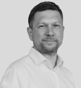 WITRICS A/S har pr. 1. juli 2026 ansat Tim Meicker som Sales & Marketing Manager. Han skal især beskæftige sig med marketingstrategi, salgsaktiviteter, samt virksomhedens kommercielle vækst. Han kommer fra en stilling som projektansat hos WITRICS A/S. Han er uddannet BA (hons) Strategic Management og MBA fra Syddansk Universitet.