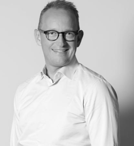 Fellowmind Denmark A/S har pr. 1. september 2026 ansat Morten Jakobi som Business Unit Director. Han skal især beskæftige sig med at samle og udvikle Fellowminds forretning inden for Managed Services, Cloud Infrastructure & Security. Han kommer fra en stilling som Chief Executive Officer hos Inventio.it A/S. Han har tidligere beskæftiget sig med Ledelse og udvikling af Managed Services, serviceforretninger og transformation i Norden og Benelux.