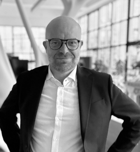 Dansk AM Hub har pr. 1. november 2026 ansat Rasmus Pedersen som Chief Digital Officer. Rasmus skal især beskæftige sig med fokusudviddelse fra additive manufacturing til produktinnovation gennem AI, automatisering og andre nye teknologier. Rasmus er uddannet maskiningeniør med speciale i produktudvikling og med ph.d. i udvikling af modulære produktplatforme. Rasmus har tidligere beskæftiget sig med transformation og digitalisering i værdikæden fra produktudvikling til produktion.